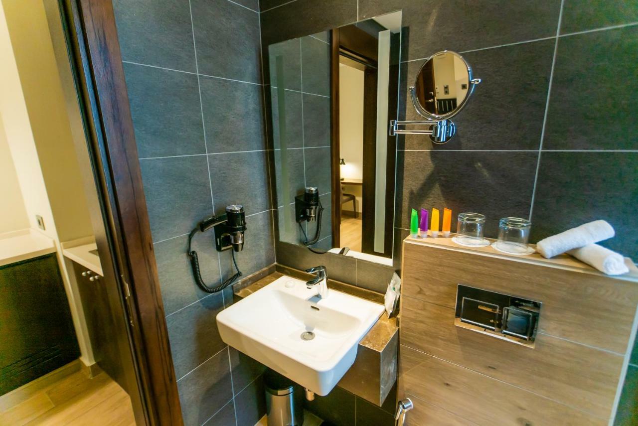 The Compass Hotel Amman Exteriör bild