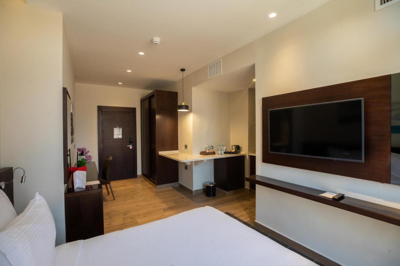 The Compass Hotel Amman Exteriör bild